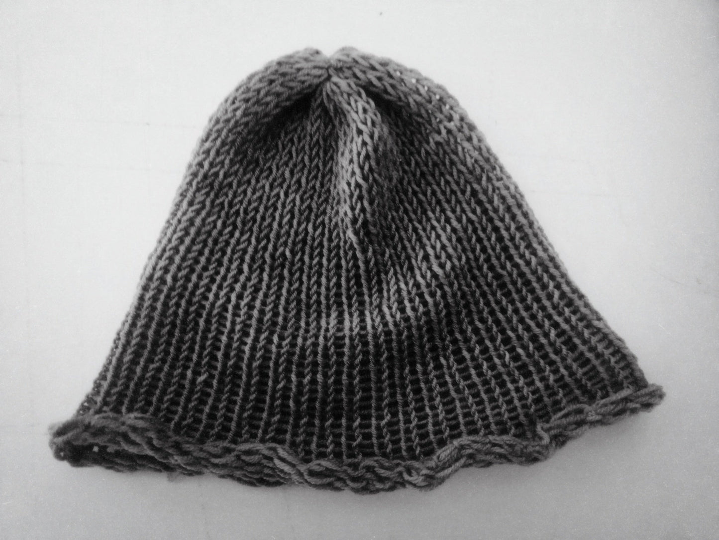 Bonnet en laine mérinos, tricoté à la main. Maille côtelée souple, forme enveloppante.Teinte obtenue par coloration végétale