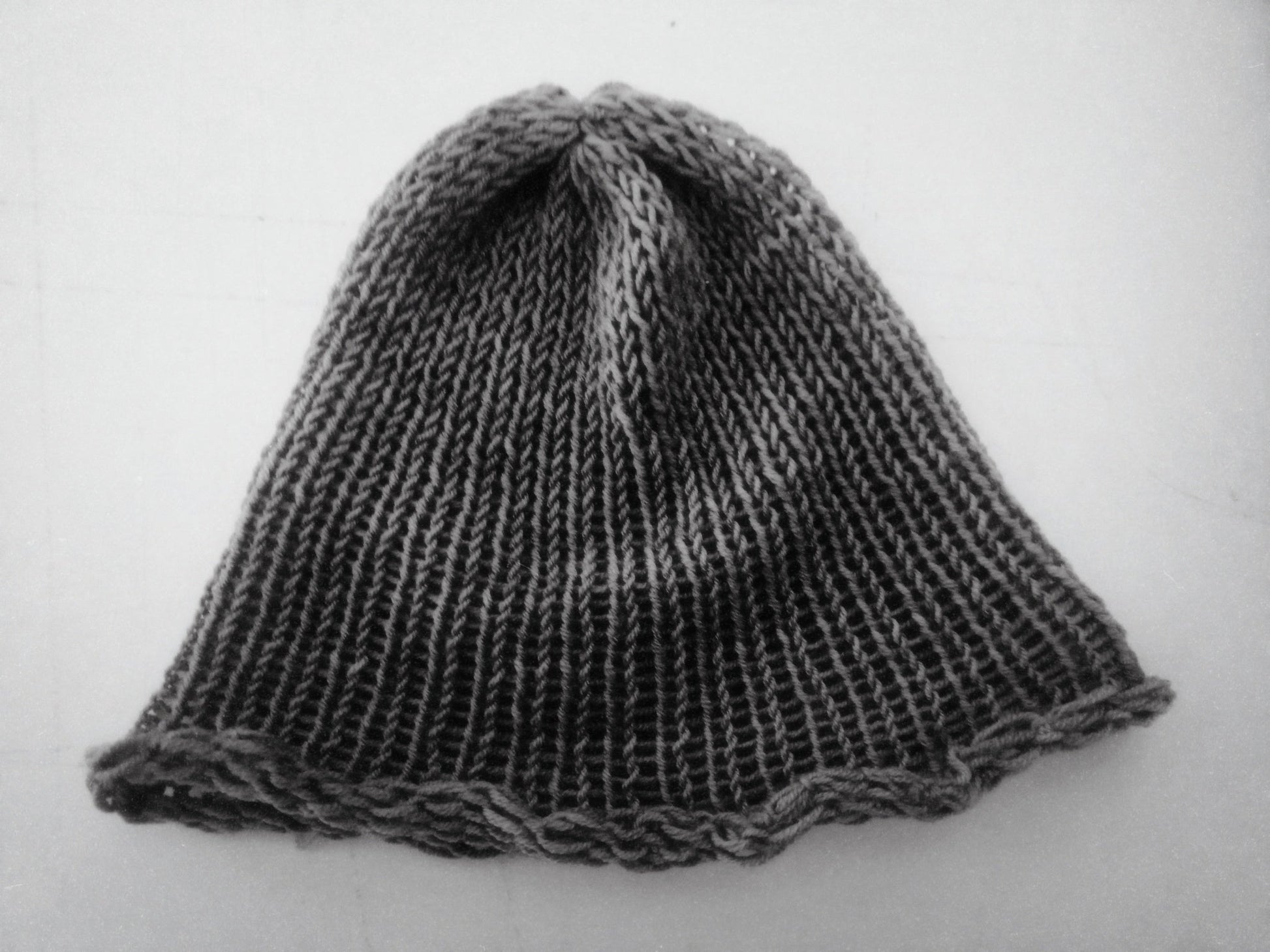 Bonnet en laine mérinos, tricoté à la main. Maille côtelée souple, forme enveloppante.Teinte obtenue par coloration végétale