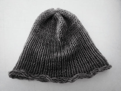 Bonnet en laine mérinos, tricoté à la main. Maille côtelée souple, forme enveloppante.Teinte obtenue par coloration végétale