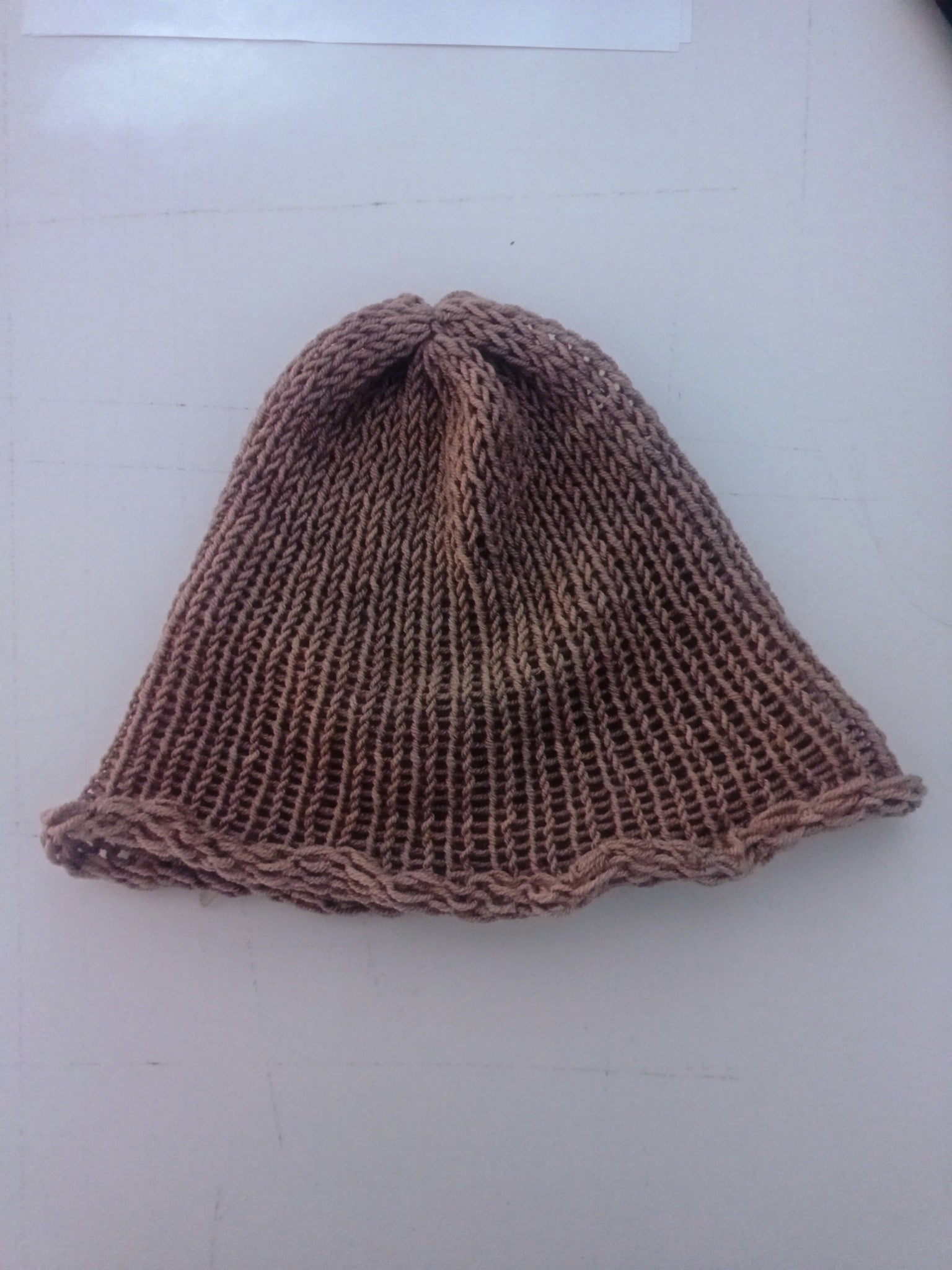 Bonnet en laine mérinos, tricoté à la main. Maille côtelée souple, forme enveloppante.Teinte obtenue par coloration végétale