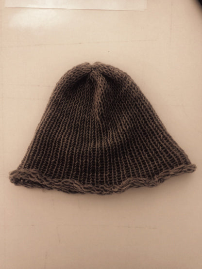 Bonnet en laine mérinos, tricoté à la main. Maille côtelée souple, forme enveloppante.Teinte obtenue par coloration végétale