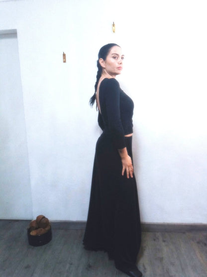 Jupe longue noire minimaliste fabriquée en France. Tissu doux en laine, modal et coton, finition point décoratif marron